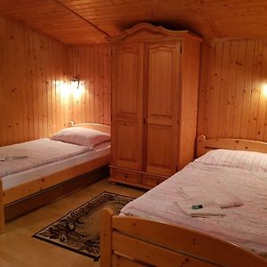 Pokój z dwoma pojedynczymi łóżkami